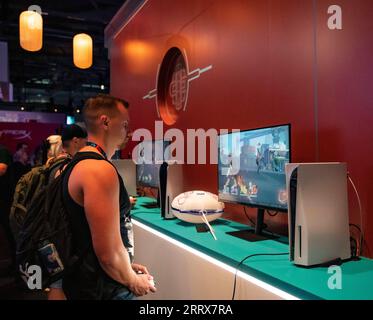 230825 -- COLONIA, 25 agosto 2023 -- la gente prova i giochi allo stand di miHoYo durante il gamescom 2023 a Colonia, Germania, 23 agosto 2023. L'edizione 2023 del gamescom, fiera internazionale dedicata ai computer e ai videogiochi, è stata inaugurata mercoledì a Colonia, nella Germania occidentale. Le aziende cinesi hanno esposto i loro prodotti alla fiera. Secondo il Koelnmesse, organizzatore dell'evento della durata di una settimana, il gamescom è la più grande fiera al mondo per computer e videogiochi in termini di spazio e visitatori. GERMANIA-COLONIA-GAMESCOM 2023-CHINESE COMPANIES Zhangxfan PUBLICATIONxNOTxINxCHN 230825 -- COLONIA, 2 agosto Foto Stock