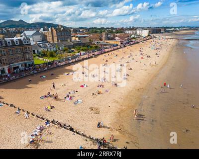 Edimburgo, Scozia, Regno Unito. 9 settembre 2023. Vista aerea della spiaggia di Portobello fuori Edimburgo, affollata dai visitatori che sfruttano al massimo il clima caldo e soleggiato intramontabile a settembre. Le temperature sono salite a 26 °C a Edimburgo il sabato. Iain Masterton/Alamy Live News Foto Stock