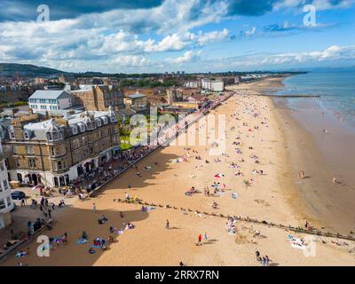 Edimburgo, Scozia, Regno Unito. 9 settembre 2023. Vista aerea della spiaggia di Portobello fuori Edimburgo, affollata dai visitatori che sfruttano al massimo il clima caldo e soleggiato intramontabile a settembre. Le temperature sono salite a 26 °C a Edimburgo il sabato. Iain Masterton/Alamy Live News Foto Stock