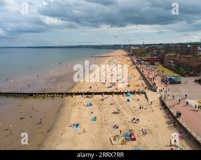 Edimburgo, Scozia, Regno Unito. 9 settembre 2023. Vista aerea della spiaggia di Portobello fuori Edimburgo, affollata dai visitatori che sfruttano al massimo il clima caldo e soleggiato intramontabile a settembre. Le temperature sono salite a 26 °C a Edimburgo il sabato. Iain Masterton/Alamy Live News Foto Stock