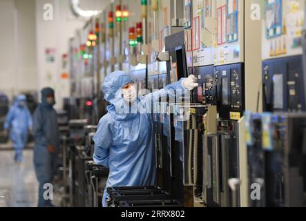 230826 -- CHONGQING, agosto 26, 2023 -- i lavoratori lavorano in un laboratorio di wafer a semiconduttore di una società nella Western Science City nella municipalità di Chongqing della Cina sud-occidentale, 24 agosto 2023. Negli ultimi anni, Western Science City di Chongqing ha implementato con vigore il progetto di coltivazione intelligente della produzione, guidando le imprese ad accelerare la trasformazione intelligente e la trasformazione digitale e l'aggiornamento, e aiutando le industrie locali a migliorare la qualità e l'efficienza. CHINA-CHONGQING-INDUSTRY-DEVELOPMENT CN WangxQuanchao PUBLICATIONxNOTxINxCHN Foto Stock