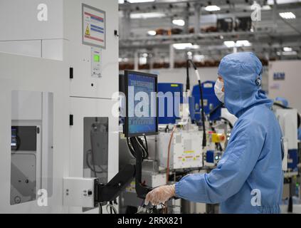 230826 -- CHONGQING, 26 agosto 2023 -- Un lavoratore lavora in un laboratorio di wafer a semiconduttore di un'azienda nella Western Science City nel comune di Chongqing della Cina sud-occidentale, 24 agosto 2023. Negli ultimi anni, Western Science City di Chongqing ha implementato con vigore il progetto di coltivazione intelligente della produzione, guidando le imprese ad accelerare la trasformazione intelligente e la trasformazione digitale e l'aggiornamento, e aiutando le industrie locali a migliorare la qualità e l'efficienza. CHINA-CHONGQING-INDUSTRY-DEVELOPMENT CN WangxQuanchao PUBLICATIONxNOTxINxCHN Foto Stock