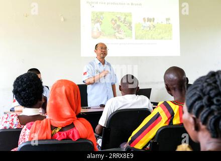 230828 -- BUTALEJA, 28 agosto 2023 -- l'esperto cinese Luo Zhongping C parla ai coltivatori di riso durante una sessione di formazione degli agricoltori a Butaleja, nell'Uganda orientale, il 15 agosto 2023. PER ANDARE CON la caratteristica: Il know-how cinese aiuta i coltivatori di riso UGANDESI a incrementare la produzione, reddito foto di /Xinhua UGANDA-CINA-COOPERAZIONE AGRICOLA-RISO HajarahxNalwadda PUBLICATIONxNOTxINxCHN Foto Stock