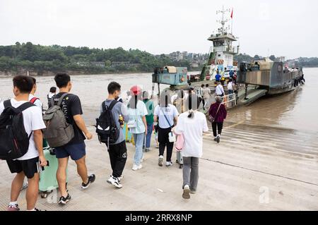 230828 -- YIBIN, 28 agosto 2023 -- i passeggeri salgono a bordo del traghetto cross-River che collega la città di Nixi e la città di Juexi nel distretto di Xuzhou di Yibin, nella provincia del Sichuan della Cina sud-occidentale, 28 agosto 2023. Il servizio di traghetto attraverso il fiume che collega la città di Nixi e la città di Juexi nel distretto di Xuzhou di Yibin è iniziato nel maggio 1992. Questo servizio di traghetto e' stato uno dei piu' importanti metodi di trasporto per le persone locali che vivono nelle vicinanze su entrambi i lati del fiume Minjiang. Dato che il grande ponte di Nixi Minjiang ha aperto al traffico qui il lunedì, anche il servizio di traghetto vecchio di 31 anni è terminato lo stesso giorno. L'apertura di t Foto Stock