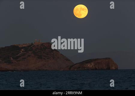 230830 -- CAPO SOUNION GRECIA, 30 agosto 2023 -- Una luna piena sorge sul Tempio di Poseidone a Capo Sounion, vicino ad Atene, Grecia, il 30 agosto 2023. GRECIA-CAPO SOUNION-FULL MOON MariosxLolos PUBLICATIONxNOTxINxCHN Foto Stock
