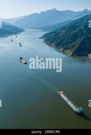 230904 -- ZIGUI, 4 settembre 2023 -- questa foto aerea scattata il 4 settembre 2023 mostra le navi che navigano al porto di Zigui nella contea di Zigui di Yichang, nella provincia di Hubei nella Cina centrale. Secondo la China Three Gorges Corporation, il trasporto mensile di merci attraverso le chiuse navali a cinque livelli presso la diga delle tre gole, il più grande progetto idroelettrico del mondo nella parte superiore del fiume Yangtze, ha raggiunto il massimo record di oltre 15,71 milioni di tonnellate in agosto. Foto di /Xinhua CHINA-HUBEI-THREE GORGES DAM-SHIPPING THROUGHPUT CN ZhengxJiayu PUBLICATIONxNOTxINxCHN Foto Stock