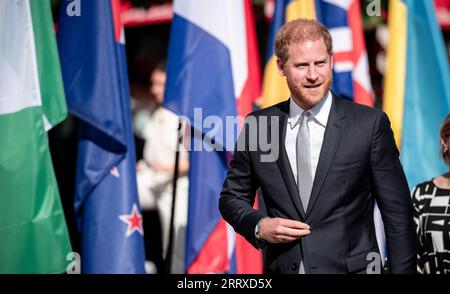 Duesseldorf, Germania. 9 settembre 2023. Il principe Harry arriva al municipio per l'apertura del sesto Invictus Games. Le delegazioni delle 21 nazioni partecipanti e gli ospiti si riuniscono in un ricevimento ospitato dal sindaco al municipio di Düsseldorf. La competizione paralimpica per atleti disabili di guerra è ospitata in Germania per la prima volta. Credito: Fabian Strauch/dpa/Alamy Live News Foto Stock