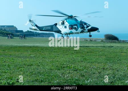 AW 169 elicottero dell'ambulanza aerea Kent Surrey Sussex che raccoglie paramedici a Birchington Kent Foto Stock