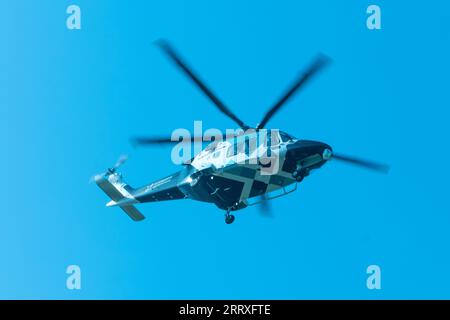 AW 169 elicottero dell'ambulanza aerea Kent Surrey Sussex che raccoglie paramedici a Birchington Kent Foto Stock