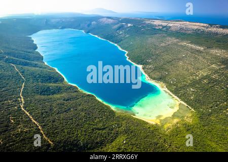 Lago Vransko sull'isola di Cherso, vista aerea, arcipelago della Croazia Foto Stock
