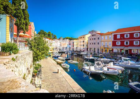 Città di veli Losinj porto vista colorata, isola di Lussino, arcipelago della Croazia Foto Stock