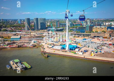 Il Tamigi e lo sviluppo della vista di East London dalla funivia della penisola di Greenwich, capitale del Regno Unito Foto Stock