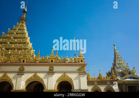 Tempio del Buddha di Mahamuni - tempio buddista e principale luogo di pellegrinaggio a Mandalay, Myanmar Foto Stock