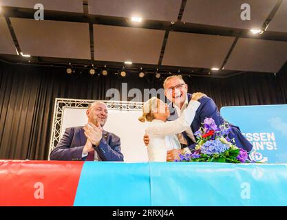 09 settembre 2023, Assia, Gelnhausen: Robert Lambrou (l-r, AfD), presidente dello stato AfD/candidato leader per le elezioni statali, guarda come Alice Weidel (AfD), presidente del partito federale, e Tino Chrupalla (AfD), presidente del partito federale, abbracciano il podio. L'Hessian AfD tiene la sua campagna elettorale per le elezioni statali in Assia nella sala dello sport e della cultura di Meerholz. Diverse associazioni e istituzioni manifestano ai margini dell'evento AfD con lo slogan "siamo di più! - Festival della democrazia e della coesione sociale". Le elezioni in Assia si svolgeranno l'8 ottobre 2023 Foto Stock