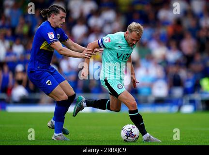 Joshua Davison dell'AFC Wimbledon (a sinistra) e Ryan Croasdale della contea di Stockport combattono per il pallone durante la partita Sky Bet League Two al Cherry Red Records Stadium di Londra. Data immagine: Sabato 9 settembre 2023. Foto Stock