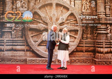 Nuova Delhi, India. 9 settembre 2023. Il primo ministro indiano Narendra modi, a destra, saluta il presidente degli Stati Uniti Joe Biden, a sinistra, all'inizio del vertice del G20 al centro congressi Bharat Mandapam, il 9 settembre 2023 a nuova Delhi, in India. Credito: PIB/Ufficio informazioni stampa/Alamy Live News Foto Stock