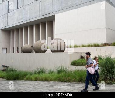 Tre antiche sfere di pietra in mostra di fronte all'edificio del Congresso costaricano a San José. Foto Stock