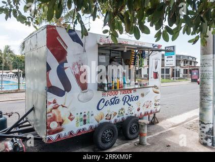 Un camion alimentare è aperto per gli affari in una strada a Puntarenas in Costa Rica. Foto Stock