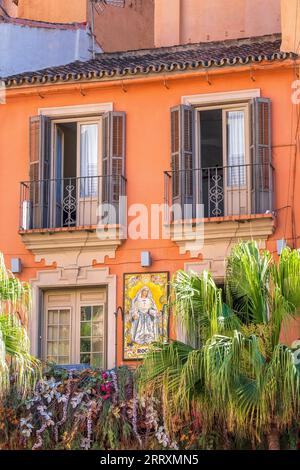 Finestre e balconi colorati a Málaga, Spagna Foto Stock
