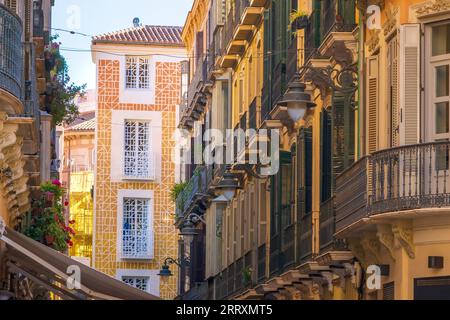 Finestre e balconi colorati a Málaga, Spagna Foto Stock