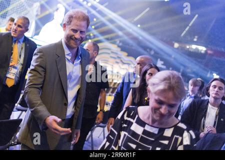 Duesseldorf, Germania. 9 settembre 2023. Il principe Harry, duca di Sussex (2° da sinistra), partecipa all'apertura del 6° Invictus Games alla Merkur Spiel Arena. La competizione paralimpica per atleti disabili di guerra è ospitata in Germania per la prima volta. Crediti: Rolf Vennenbernd/dpa/Alamy Live News Foto Stock