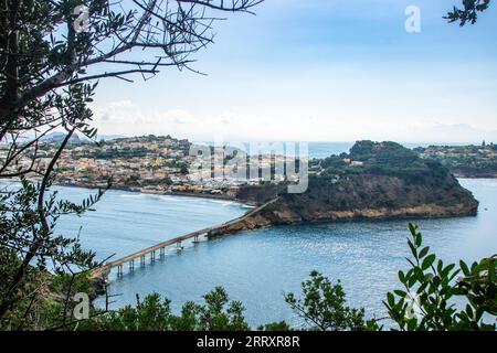 Chiaiolella vista dall'isola di Vivara a Procida , provincia di Napoli, Italia Foto Stock