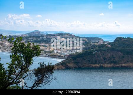 Chiaiolella vista dall'isola di Vivara a Procida , provincia di Napoli, Italia Foto Stock