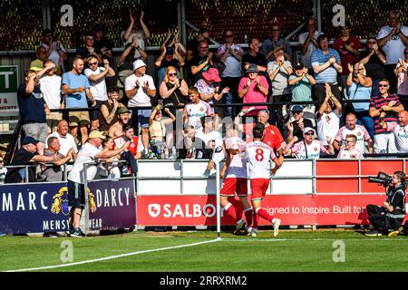 Salford sabato 9 settembre 2023. I giocatori di Walsall celebrano il loro pareggio durante la partita di Sky Bet League 2 tra Salford City e Walsall a Moor Lane, Salford, sabato 9 settembre 2023. (Foto: Ian Charles | mi News) crediti: MI News & Sport /Alamy Live News Foto Stock