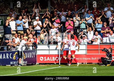 Salford sabato 9 settembre 2023. I giocatori di Walsall celebrano il loro pareggio durante la partita di Sky Bet League 2 tra Salford City e Walsall a Moor Lane, Salford, sabato 9 settembre 2023. (Foto: Ian Charles | mi News) crediti: MI News & Sport /Alamy Live News Foto Stock