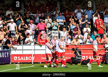 Salford sabato 9 settembre 2023. I giocatori di Walsall celebrano il loro pareggio durante la partita di Sky Bet League 2 tra Salford City e Walsall a Moor Lane, Salford, sabato 9 settembre 2023. (Foto: Ian Charles | mi News) crediti: MI News & Sport /Alamy Live News Foto Stock