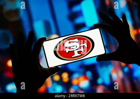 Brasile. 9 settembre 2023. In questa foto, il logo di San Francisco 49ers viene visualizzato sullo schermo di uno smartphone. È una squadra professionistica di football americano situata nella zona di Santa Clara, California. (Immagine di credito: © Rafael Henrique/SOPA Images via ZUMA Press Wire) SOLO USO EDITORIALE! Non per USO commerciale! Foto Stock