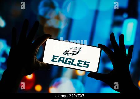 Brasile. 9 settembre 2023. In questa immagine, il logo Philadelphia Eagles viene visualizzato sullo schermo dello smartphone. È una franchigia professionistica di football americano. Gli Eagles competono nella National Football League. (Immagine di credito: © Rafael Henrique/SOPA Images via ZUMA Press Wire) SOLO USO EDITORIALE! Non per USO commerciale! Foto Stock