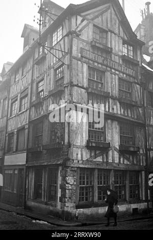 Die Herberge l'ECU de France an der Ecke der Rue de la Pie mit dem Place du Vieux Marché und der Rue du Vieux Palais, heutzutage in anderer Benutzung, Rouen 1941. L'ostello l'ECU de France all'angolo di Rue de la Pie con Place du Vieux Marché e Rue du Vieux Palais, ora in un altro uso, Rouen 1941. Foto Stock