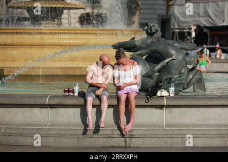 Londra, Regno Unito. 9 settembre 2023. Meteo del Regno Unito - i londinesi e i turisti godono del sole e delle condizioni di caldo a Trafalgar Square quando la temperatura raggiunge i 32°C. Credito: Waldemar Sikora / Alamy Live News Foto Stock