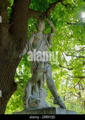 Una maestosa statua in marmo della dea della luna Diana si trova nel mezzo del Parco Schonbrunn a Vienna, Austria Foto Stock