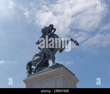 Una statua in bronzo di un domatore di cavalli situata vicino al Parlamento austriaco a Vienna, Austria Foto Stock