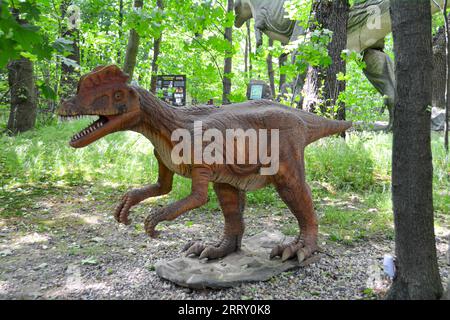 Un dinosauro mostrato in una scena del mondo giurassico. Modello di dinosauro nel parco. tyrannosaurus gigante in una mostra nel parco Foto Stock