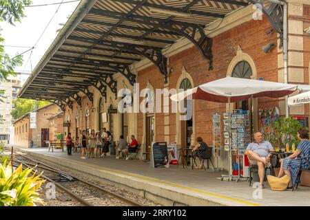 Palma di Maiorca, Spagna; 10 agosto 2023: Stazione ferroviaria di Soller con turisti a Palma de Mallorca, Spagna Foto Stock