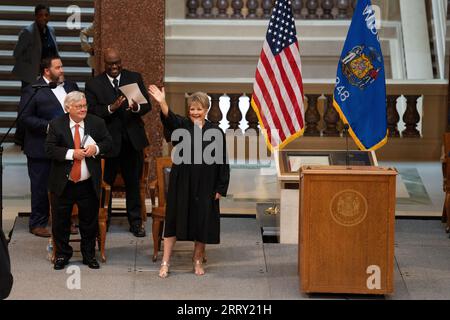 Janet Protasiewicz, 60 anni, giurando in cerimonia per la sua posizione di giudice della Corte Suprema dello Stato presso il Campidoglio del Wisconsin a Madison, Wis il 1 agosto 2 Foto Stock