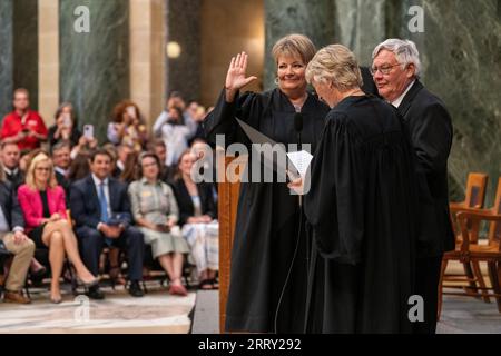 Janet Protasiewicz, 60 anni, giurando in cerimonia per la sua posizione di giudice della Corte Suprema dello Stato presso il Campidoglio del Wisconsin a Madison, Wis il 1 agosto 2 Foto Stock