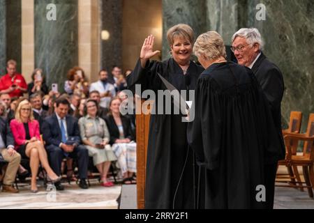 Janet Protasiewicz, 60 anni, giurando in cerimonia per la sua posizione di giudice della Corte Suprema dello Stato presso il Campidoglio del Wisconsin a Madison, Wis il 1 agosto 2 Foto Stock