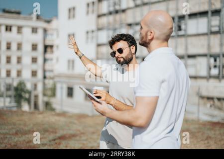 Collaborazione di successo: Architetti e ingegneri discutono del progetto per la progettazione di edifici moderni Foto Stock