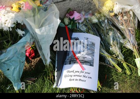 Londra, Regno Unito. 9 settembre 2023. Fiori e tributi posati fuori Buckingham Palace nel primo anniversario della morte della regina Elisabetta II La regina Elisabetta II morì all'età di 96 anni l'8 settembre dello scorso anno, scatenando un'offensiva di dolore, oltre a omaggi alla sua lunga vita e molti anni di servizio. Credito: Waldemar Sikora / Alamy Live News Foto Stock