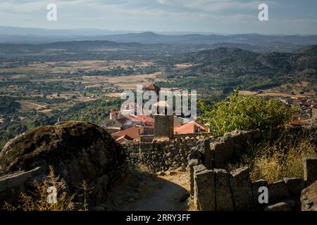 Vista del villaggio di Monsanto, Portogallo, che si affaccia sulla valle. Foto Stock