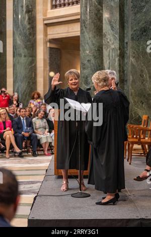 Janet Protasiewicz, 60 anni, giurando in cerimonia per la sua posizione di giudice della Corte Suprema dello Stato presso il Campidoglio del Wisconsin a Madison, Wis il 1 agosto 2 Foto Stock