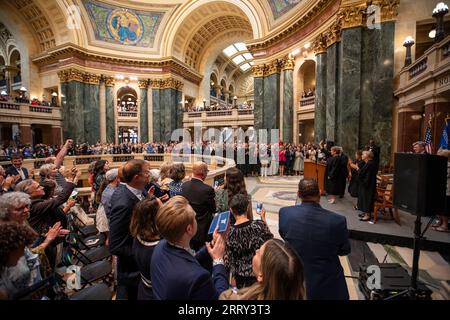 Janet Protasiewicz, 60 anni, giurando in cerimonia per la sua posizione di giudice della Corte Suprema dello Stato presso il Campidoglio del Wisconsin a Madison, Wis il 1 agosto 2 Foto Stock