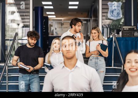 Dibattito accademico tra diversi studenti universitari a Campus Yard Foto Stock