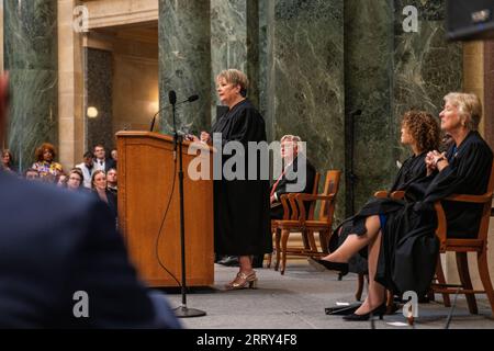 Janet Protasiewicz, 60 anni, giurando in cerimonia per la sua posizione di giudice della Corte Suprema dello Stato presso il Campidoglio del Wisconsin a Madison, Wis il 1 agosto 2 Foto Stock