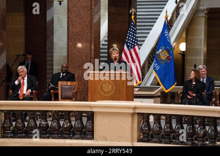 Janet Protasiewicz, 60 anni, giurando in cerimonia per la sua posizione di giudice della Corte Suprema dello Stato presso il Campidoglio del Wisconsin a Madison, Wis il 1 agosto 2 Foto Stock