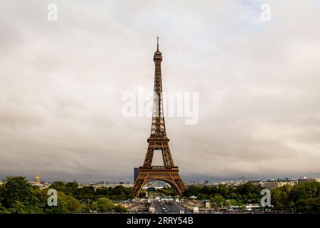 Torre Eiffel con cielo nuvoloso Foto Stock